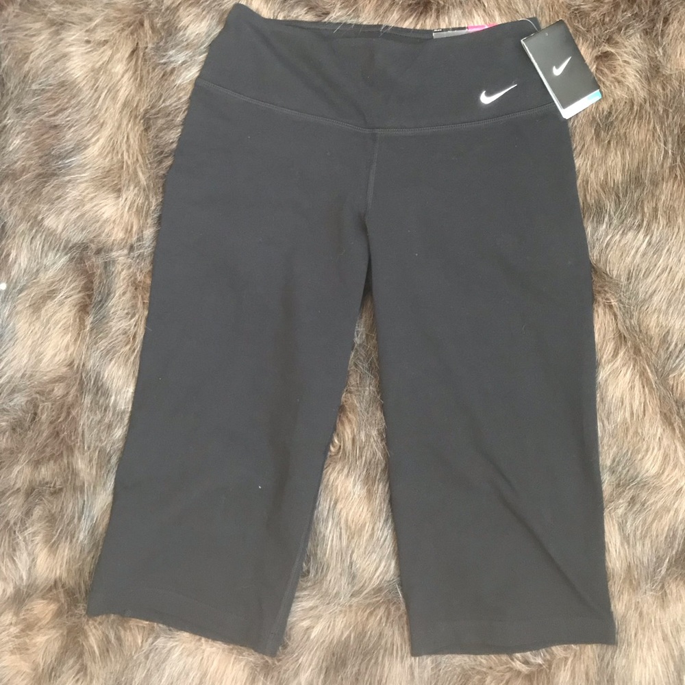 ✨3 FOR $20✨ NWT Nike Dri Fit Regular Capris Size S